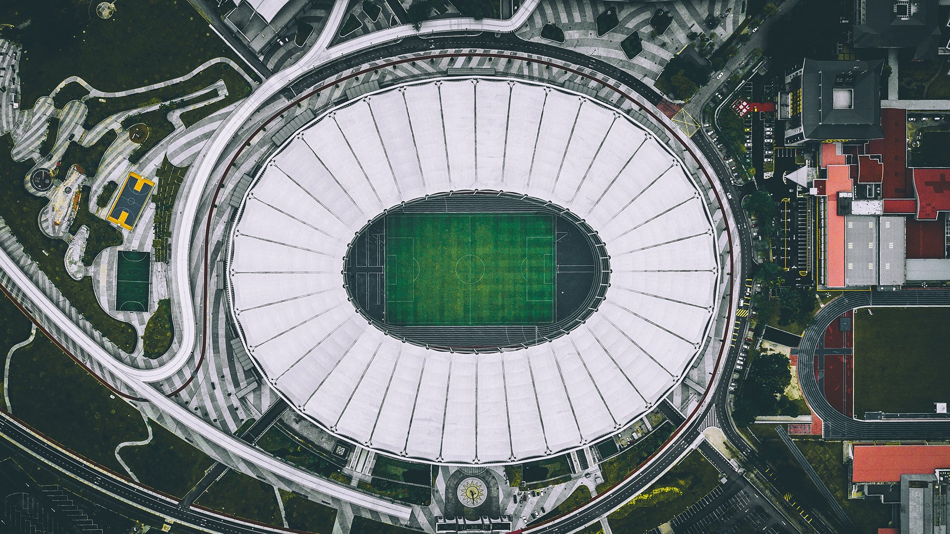 温网2024，阿尔卡拉斯与斯瓦泰克问鼎冠军，新生代闪耀全英俱乐部